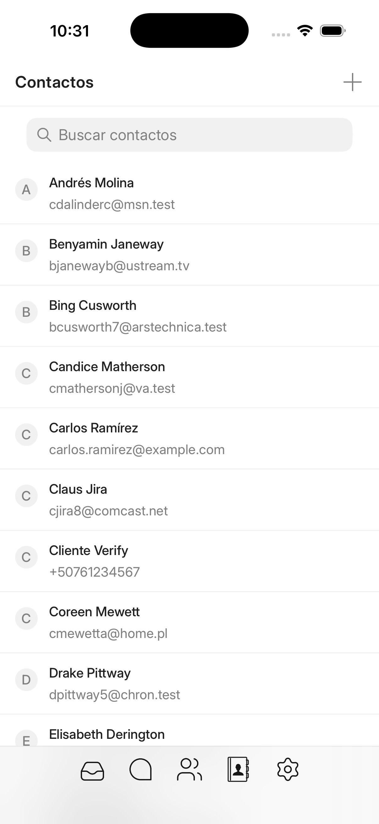 Lista de contactos en la app móvil, con el ícono de Contactos en la barra inferior